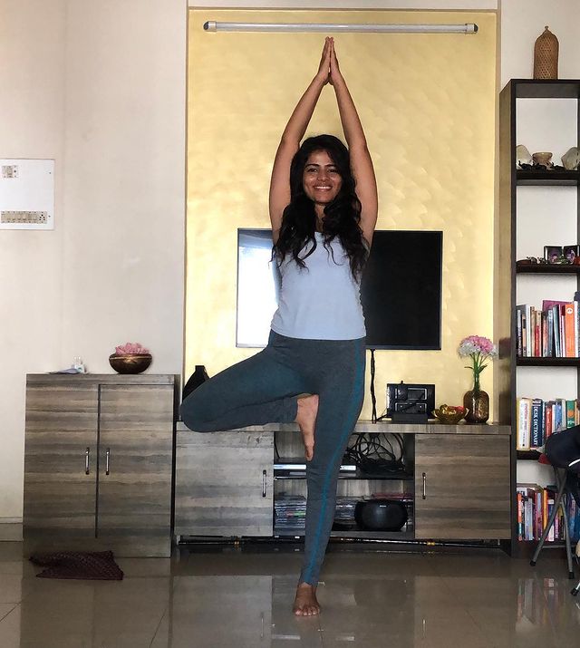 ekapadasana yoga asana india